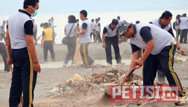 Permalink ke Gabungan Personil TNI-Polri Bersih-bersih Pantai Bekas Bencana