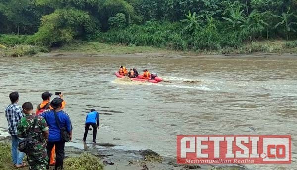 Permalink ke Tiga Hari Terseret Aliran Kali Brantas Mayat Bocah SD Blitar Ditemukan