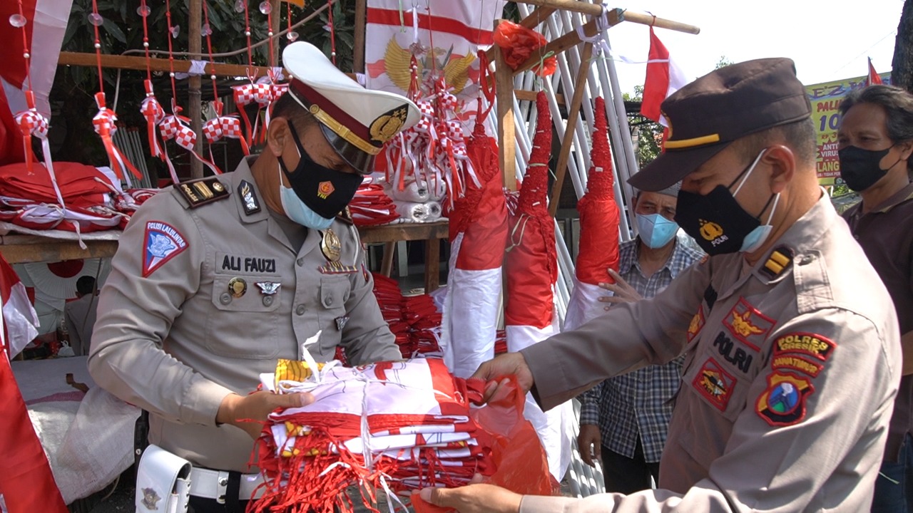 Permalink ke Zainal Penjual bendera: Terimakasih Pak Polisi Sudah Borong Daganganku