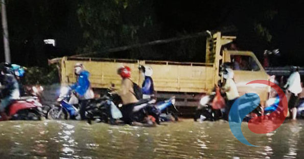Permalink ke Puluhan Motor Mogok Akibat Terjang Banjir di Raya Sememi