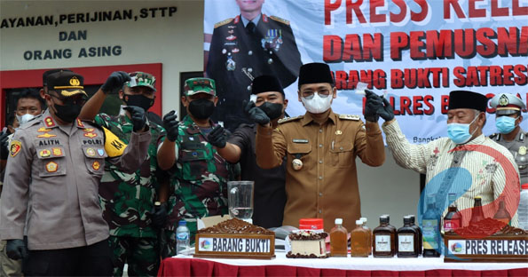 Permalink ke Press Release Ratusan Miras Serta Narkotika Dimusnahkan Polres Bangkalan