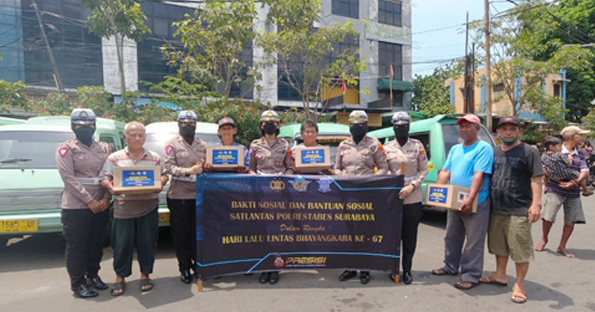 Permalink ke Peringati HUT Lantas Bhayangkara ke-67, Satlantas Polrestabes Surabaya Gelar Baksos dan Bagikan Bansos