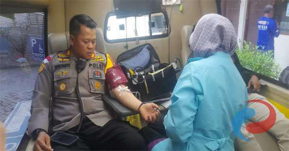 Permalink ke HUT Bhayangkara ke 77 Kapolsek Benowo Ajak Ormas dan Awak Media Donor Darah