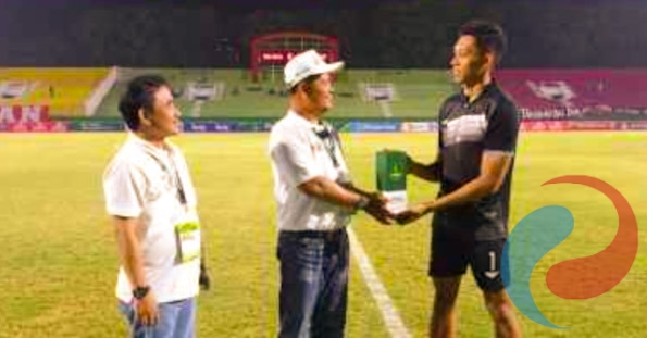 Pimpinan PT Pegadaian Kanwil XII Surabaya Berikan Penghargaan Kepada Dua Pemain Deltras Sidoarjo